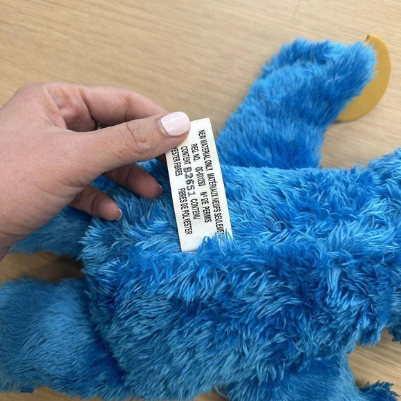 Hasbro Sesame Street TALKING COOKIE MONSTER W/ COOKIE 14" Plush STUFFED ANIMAL - Picture 4 of 4